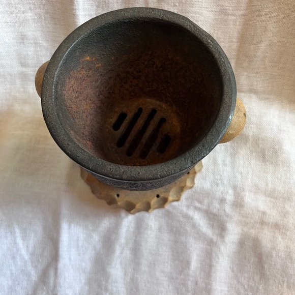 Vintage Cast Iron Mini Grill with Cast Iron Removable Grated Pot. - Picture 7 of 8